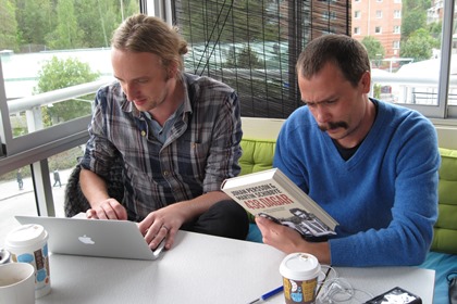 Johan Shibbey har blont hår uppsatt i knut i nacken. Johan Persson har kort brunt hår och mustasch.